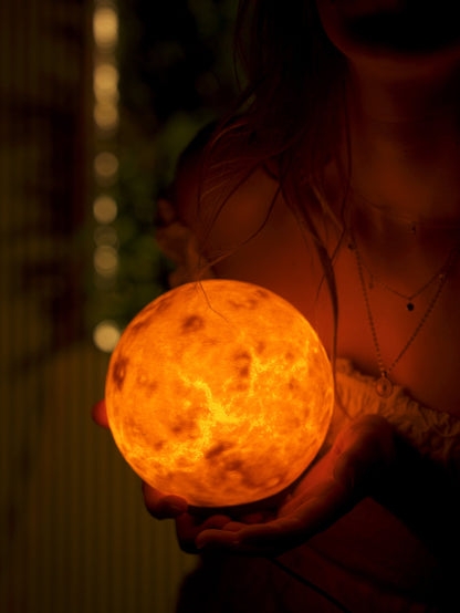 Lampe Vénus imprimée en 3D allumée, lampe d'ambiance planète – Jagou Design